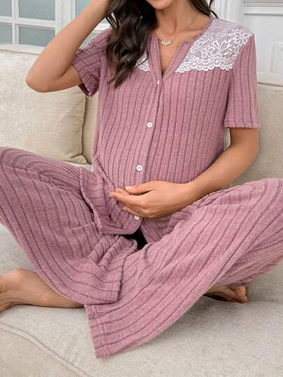 Shein Underwear&Sleepwear Maternity ملابس رياضية كاجوال للنساء مجموعة بنطال مع بيجامة أمومة لفترة الحمل مكونة من بلوزة كم قصير يا على شكل V وقطع من الاكساسوارات من النسيج الشفاف