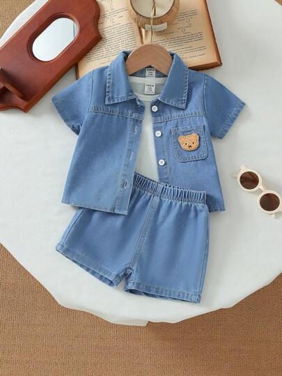 SHEIN Playful Pals ملابس أطفال صبيان مكونة من ملابس علوية كارديجان قصير الأكمام بياقة متدلية وبنطال قصير من الدنيم الأزرق، أسلوب كاجوال وفضفاض، مناسب للخروجات والراحة في المنزل والرياضة اليومية وحفلات الأعياد