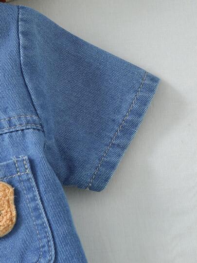 SHEIN Playful Pals ملابس أطفال صبيان مكونة من ملابس علوية كارديجان قصير الأكمام بياقة متدلية وبنطال قصير من الدنيم الأزرق، أسلوب كاجوال وفضفاض، مناسب للخروجات والراحة في المنزل والرياضة اليومية وحفلات الأعياد