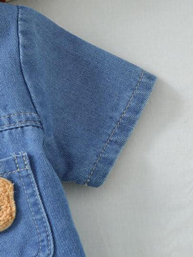 SHEIN Playful Pals ملابس أطفال صبيان مكونة من ملابس علوية كارديجان قصير الأكمام بياقة متدلية وبنطال قصير من الدنيم الأزرق، أسلوب كاجوال وفضفاض، مناسب للخروجات والراحة في المنزل والرياضة اليومية وحفلات الأعياد
