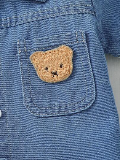 SHEIN Playful Pals ملابس أطفال صبيان مكونة من ملابس علوية كارديجان قصير الأكمام بياقة متدلية وبنطال قصير من الدنيم الأزرق، أسلوب كاجوال وفضفاض، مناسب للخروجات والراحة في المنزل والرياضة اليومية وحفلات الأعياد