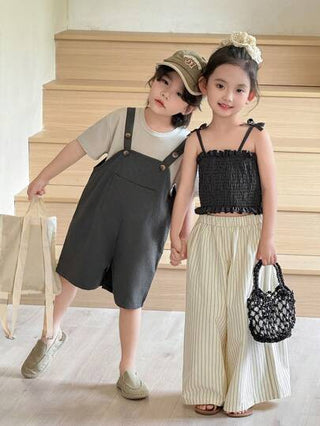 Genkimix Kids طقم قميص وبنطلون فضفاض للأولاد الصغار، قميص بياقة دائرية قصير الأكمام فضفاض، متعدد الاستخدامات للصيف، مع بنطلون إزار فضفاض، طقم أخوي جميل للربيع والخريف