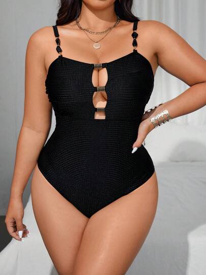 Swim Chiccia بدلة سباحة من قطعة واحدة للنساء ذوات الحجم الكبير، ذات طابع أنيق وبسيط مع تفاصيل معدنية باللون الأسود مناسبة للصيف