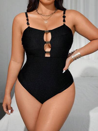 Swim Chiccia بدلة سباحة من قطعة واحدة للنساء ذوات الحجم الكبير، ذات طابع أنيق وبسيط مع تفاصيل معدنية باللون الأسود مناسبة للصيف