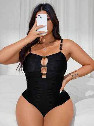 Swim Chiccia بدلة سباحة من قطعة واحدة للنساء ذوات الحجم الكبير، ذات طابع أنيق وبسيط مع تفاصيل معدنية باللون الأسود مناسبة للصيف
