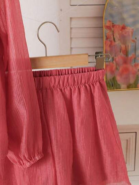 SHEIN مجموعتان من البلوزة ذات الأكمام الطويلة الرفيعة باللون الوردي والشورت المطابق له، مناسب للارتداء الصيفي في الشاطئ