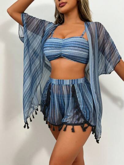 SHEIN Swim 4 قطع منها ملابس علوية سباحة ذات طيات أمامية بطباعة هندسية، وسروال سباحة ذو نمط هندسي، وكارديجان مع شرابات ملون وشورت مع شرابات مجموعة ملابس السباحة للكرنفال والصيف