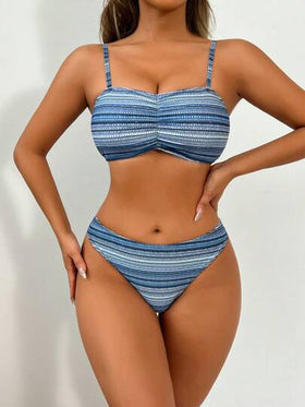SHEIN Swim 4 قطع منها ملابس علوية سباحة ذات طيات أمامية بطباعة هندسية، وسروال سباحة ذو نمط هندسي، وكارديجان مع شرابات ملون وشورت مع شرابات مجموعة ملابس السباحة للكرنفال والصيف