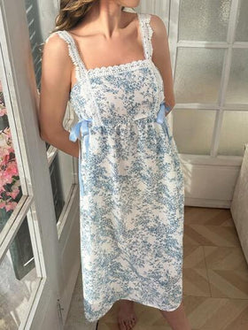 CottageSlumber ثوب نوم وبيجامة صيفية للنساء بطراز وطني أزرق وأبيض، مزين بزهور صغيرة وفيونكة، مع كشكشة على الحمالات، مناسب للصيف