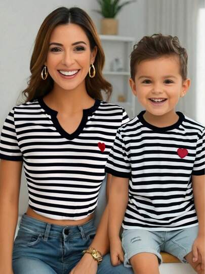 SHEIN تي شيرت كاجول بنمط قلب مطرز للأولاد الصغار، مناسب للربيع والصيف والاستعمال اليومي، الملابس العائلية المتطابقة لعيد الأم