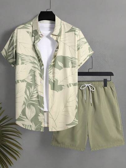 Manfinity Swimmode قميص بأكمام قصيرة بطبعة نباتات استوائية وشورت للشاطئ ملابس رجالي للسباحة ومناسبة للرحلات، طقم هاواي