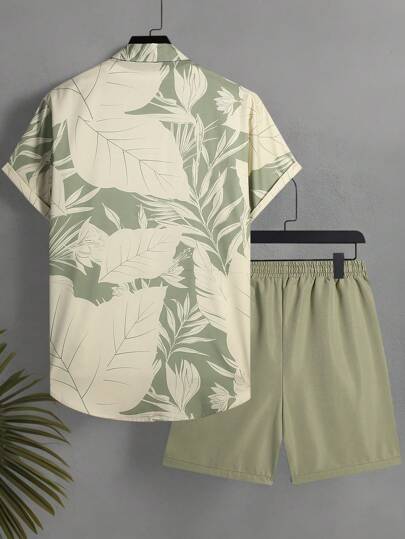 Manfinity Swimmode قميص بأكمام قصيرة بطبعة نباتات استوائية وشورت للشاطئ ملابس رجالي للسباحة ومناسبة للرحلات، طقم هاواي