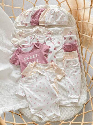 SHEIN طقم حديث الولادة للفتيات الصغار في الصيف 4 قطع: رومبير رومبير، بنطلون، قبعة، قفازات، مزين بطباعة الفراولة والنقاط