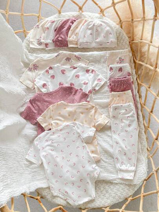 SHEIN طقم حديث الولادة للفتيات الصغار في الصيف 4 قطع: رومبير رومبير، بنطلون، قبعة، قفازات، مزين بطباعة الفراولة والنقاط