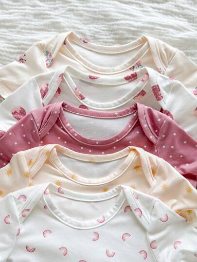 SHEIN طقم حديث الولادة للفتيات الصغار في الصيف 4 قطع: رومبير رومبير، بنطلون، قبعة، قفازات، مزين بطباعة الفراولة والنقاط