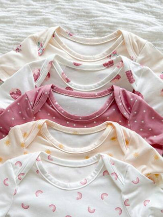 SHEIN طقم حديث الولادة للفتيات الصغار في الصيف 4 قطع: رومبير رومبير، بنطلون، قبعة، قفازات، مزين بطباعة الفراولة والنقاط