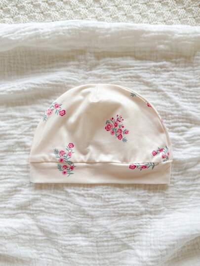 SHEIN طقم حديث الولادة للفتيات الصغار في الصيف 4 قطع: رومبير رومبير، بنطلون، قبعة، قفازات، مزين بطباعة الفراولة والنقاط