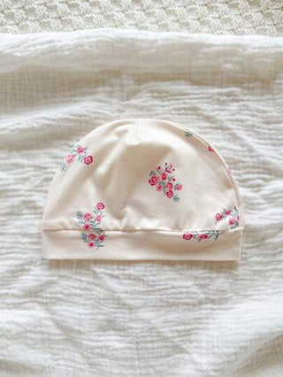 SHEIN طقم حديث الولادة للفتيات الصغار في الصيف 4 قطع: رومبير رومبير، بنطلون، قبعة، قفازات، مزين بطباعة الفراولة والنقاط