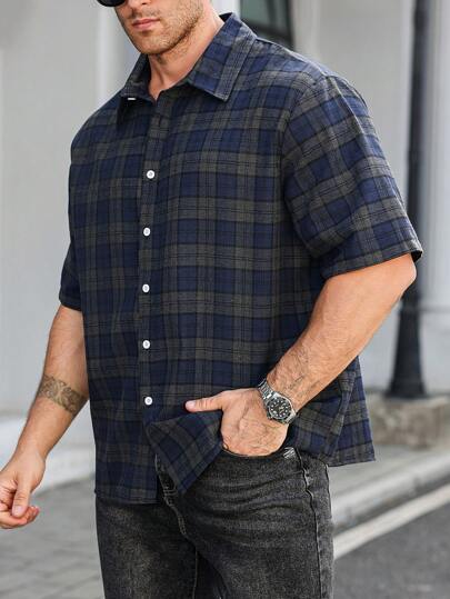 Manfinity Homme قميص أكمام قصيرة أحادي الصدر مربع منقوش للرجال كبار الحجم، صيفي