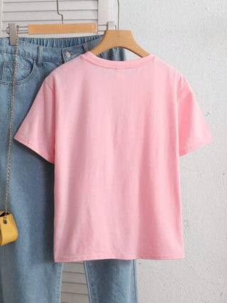 ملابس بناتي قميص T-shirt أنثوي للمراهقات من اللون الوردي بياقة مستديرة وأكمام قصيرة، بخامة مضفر بخرز ولمسة فيونكة