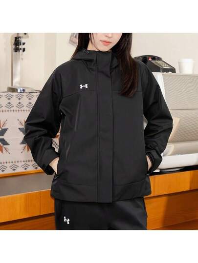 Under Armour جاكيت نسائية موديل 2025 جديد، رياضات خارجية وقت الفراغ بسيطة، أساسية، مقاومة للرياح، مزودة بغطاء للرأس 23600402-001