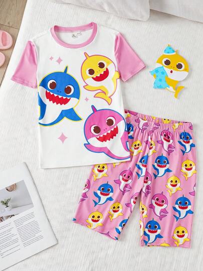 BABY SHARK X SHEIN مجموعة بيجاما مكونة من تي شيرت بأكمام قصيرة وشورت مطبوع عليهما رسوم كرتونية لسمكة القرش ملونة مناسبة للبنات المراهقات ملابس كاجوال