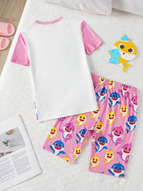 BABY SHARK X SHEIN مجموعة بيجاما مكونة من تي شيرت بأكمام قصيرة وشورت مطبوع عليهما رسوم كرتونية لسمكة القرش ملونة مناسبة للبنات المراهقات ملابس كاجوال