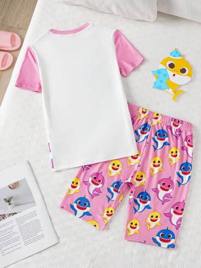 BABY SHARK X SHEIN مجموعة بيجاما مكونة من تي شيرت بأكمام قصيرة وشورت مطبوع عليهما رسوم كرتونية لسمكة القرش ملونة مناسبة للبنات المراهقات ملابس كاجوال
