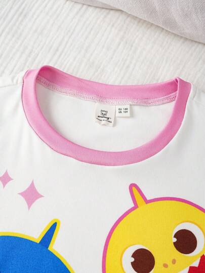 BABY SHARK X SHEIN مجموعة بيجاما مكونة من تي شيرت بأكمام قصيرة وشورت مطبوع عليهما رسوم كرتونية لسمكة القرش ملونة مناسبة للبنات المراهقات ملابس كاجوال