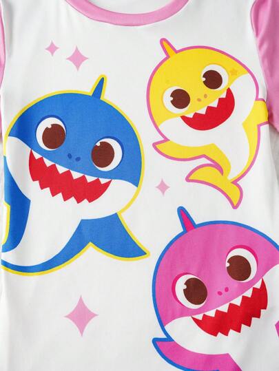 BABY SHARK X SHEIN مجموعة بيجاما مكونة من تي شيرت بأكمام قصيرة وشورت مطبوع عليهما رسوم كرتونية لسمكة القرش ملونة مناسبة للبنات المراهقات ملابس كاجوال