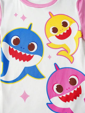 BABY SHARK X SHEIN مجموعة بيجاما مكونة من تي شيرت بأكمام قصيرة وشورت مطبوع عليهما رسوم كرتونية لسمكة القرش ملونة مناسبة للبنات المراهقات ملابس كاجوال