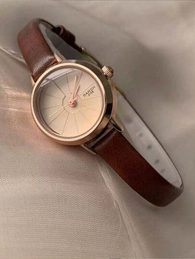 ساعة نسائية كوارتز أنيقة ذات تصميم بسيط، بلا علامات، بعقارب دائرية، مناسبة للارتداء في الامتحانات والاستخدام اليومي ، هدية مناسبة للعطلات
