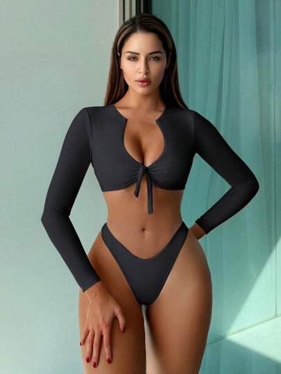 Swim SXY بكيني بأكمام طويلة صيفي بلون أحادي، يغطي الرقبة من الأمام بشكل V عميق وربطة أمامية، مع جزء سفلي مرتفع وجريء، لإطلالة جذابة على الشاطئ