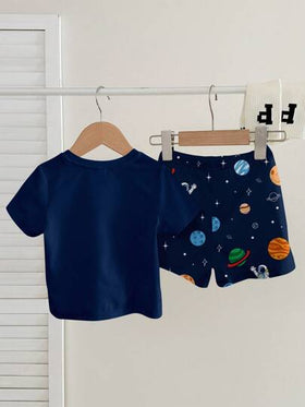 SHEIN 2 قطعة/مجموعة ملابس أطفال صبي رسمي جذاب طباعة رسم كوكبي على قميص كم قصير وشورت مناسب للصيف