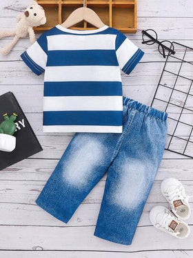 SHEIN مجموعة مؤلفة من 2 قطعة، بنطلون جينز ذو خصر مرن وتي شيرت كم قصير للأولاد الرضع بياقة مستديرة بطبعات شريطية وحروف انجليزية، ملابس كاجوال شيك للاستخدام اليومي الصيفي