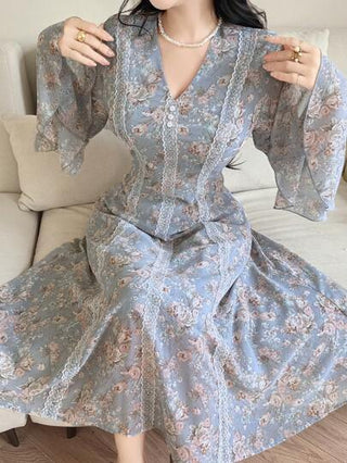 Modelyn فستان بياقة على شكل حرف V وأكمام طويلة مزين بألوان مطبوعة بالكامل وبلوحات من التطريز للنساء