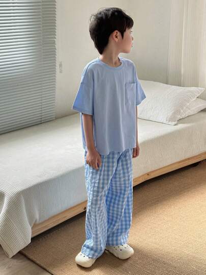 Dazy Kids مجموعة كاجوال لأطفال المراهقين الصبية، تتكون من 2 قطعة: بلوزة قصيرة الأكمام بلون سادة + بنطلون طويل مخطط منسوج، مناسبة للربيع والصيف