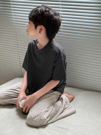 Dazy Kids طقم بجامة للفتى في مرحلة المراهقة تشمل تي شيرت بأكمام قصيرة و بنطال من لون واحد رمضان