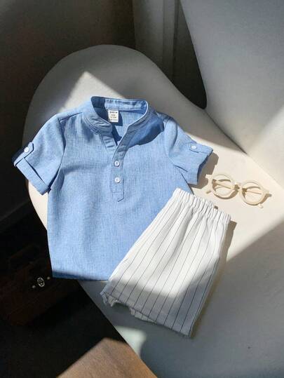 SHEIN LMoss Kids طقم قميص أزرق بياقة عالية وشورت مخطط خصر مطاطي للبنين الرضع لفصل الصيف، مناسب لحفلة عيد الميلاد وحفلة المساء والأعياد والزواج وعيد الشهر الأول والمعمودية وحفل عيد الميلاد الأول وأعياد المواليد