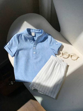 SHEIN LMoss Kids طقم قميص أزرق بياقة عالية وشورت مخطط خصر مطاطي للبنين الرضع لفصل الصيف، مناسب لحفلة عيد الميلاد وحفلة المساء والأعياد والزواج وعيد الشهر الأول والمعمودية وحفل عيد الميلاد الأول وأعياد المواليد