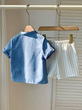 SHEIN LMoss Kids طقم قميص أزرق بياقة عالية وشورت مخطط خصر مطاطي للبنين الرضع لفصل الصيف، مناسب لحفلة عيد الميلاد وحفلة المساء والأعياد والزواج وعيد الشهر الأول والمعمودية وحفل عيد الميلاد الأول وأعياد المواليد