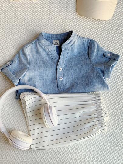 SHEIN LMoss Kids طقم قميص أزرق بياقة عالية وشورت مخطط خصر مطاطي للبنين الرضع لفصل الصيف، مناسب لحفلة عيد الميلاد وحفلة المساء والأعياد والزواج وعيد الشهر الأول والمعمودية وحفل عيد الميلاد الأول وأعياد المواليد