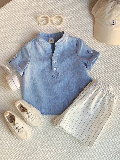 SHEIN LMoss Kids طقم قميص أزرق بياقة عالية وشورت مخطط خصر مطاطي للبنين الرضع لفصل الصيف، مناسب لحفلة عيد الميلاد وحفلة المساء والأعياد والزواج وعيد الشهر الأول والمعمودية وحفل عيد الميلاد الأول وأعياد المواليد