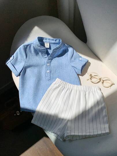 SHEIN LMoss Kids طقم قميص أزرق بياقة عالية وشورت مخطط خصر مطاطي للبنين الرضع لفصل الصيف، مناسب لحفلة عيد الميلاد وحفلة المساء والأعياد والزواج وعيد الشهر الأول والمعمودية وحفل عيد الميلاد الأول وأعياد المواليد