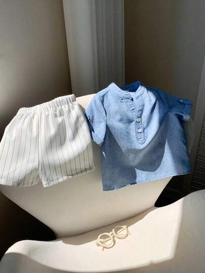 SHEIN LMoss Kids طقم قميص أزرق بياقة عالية وشورت مخطط خصر مطاطي للبنين الرضع لفصل الصيف، مناسب لحفلة عيد الميلاد وحفلة المساء والأعياد والزواج وعيد الشهر الأول والمعمودية وحفل عيد الميلاد الأول وأعياد المواليد