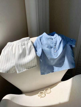 SHEIN LMoss Kids طقم قميص أزرق بياقة عالية وشورت مخطط خصر مطاطي للبنين الرضع لفصل الصيف، مناسب لحفلة عيد الميلاد وحفلة المساء والأعياد والزواج وعيد الشهر الأول والمعمودية وحفل عيد الميلاد الأول وأعياد المواليد
