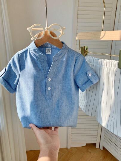 SHEIN LMoss Kids طقم قميص أزرق بياقة عالية وشورت مخطط خصر مطاطي للبنين الرضع لفصل الصيف، مناسب لحفلة عيد الميلاد وحفلة المساء والأعياد والزواج وعيد الشهر الأول والمعمودية وحفل عيد الميلاد الأول وأعياد المواليد