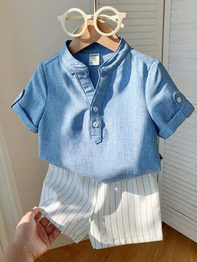 SHEIN LMoss Kids طقم قميص أزرق بياقة عالية وشورت مخطط خصر مطاطي للبنين الرضع لفصل الصيف، مناسب لحفلة عيد الميلاد وحفلة المساء والأعياد والزواج وعيد الشهر الأول والمعمودية وحفل عيد الميلاد الأول وأعياد المواليد