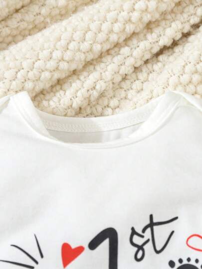 SHEIN جمبسوت طويلة الأكمام للأطفال الرضع باللون الأبيض ذات نمط بسيط، مميزة بحرف إنجليزي وبصمة القلب والقدم، متناسقة الموضة للأمهات