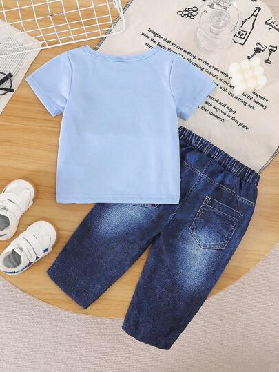 SHEIN Playful Pals مجموعة مكونة من 2 قطعة للأطفال الصبيان تتكون من تيشيرت بياقة مستديرة وأكمام قصيرة مطبوع عليه حرف بلوك + شورت ذو خصر مطاطي مطبوع بطباعة جينز مزيف، مريح وناعم ومتعدد الاستخدامات للصيف والأنشطة اليومية